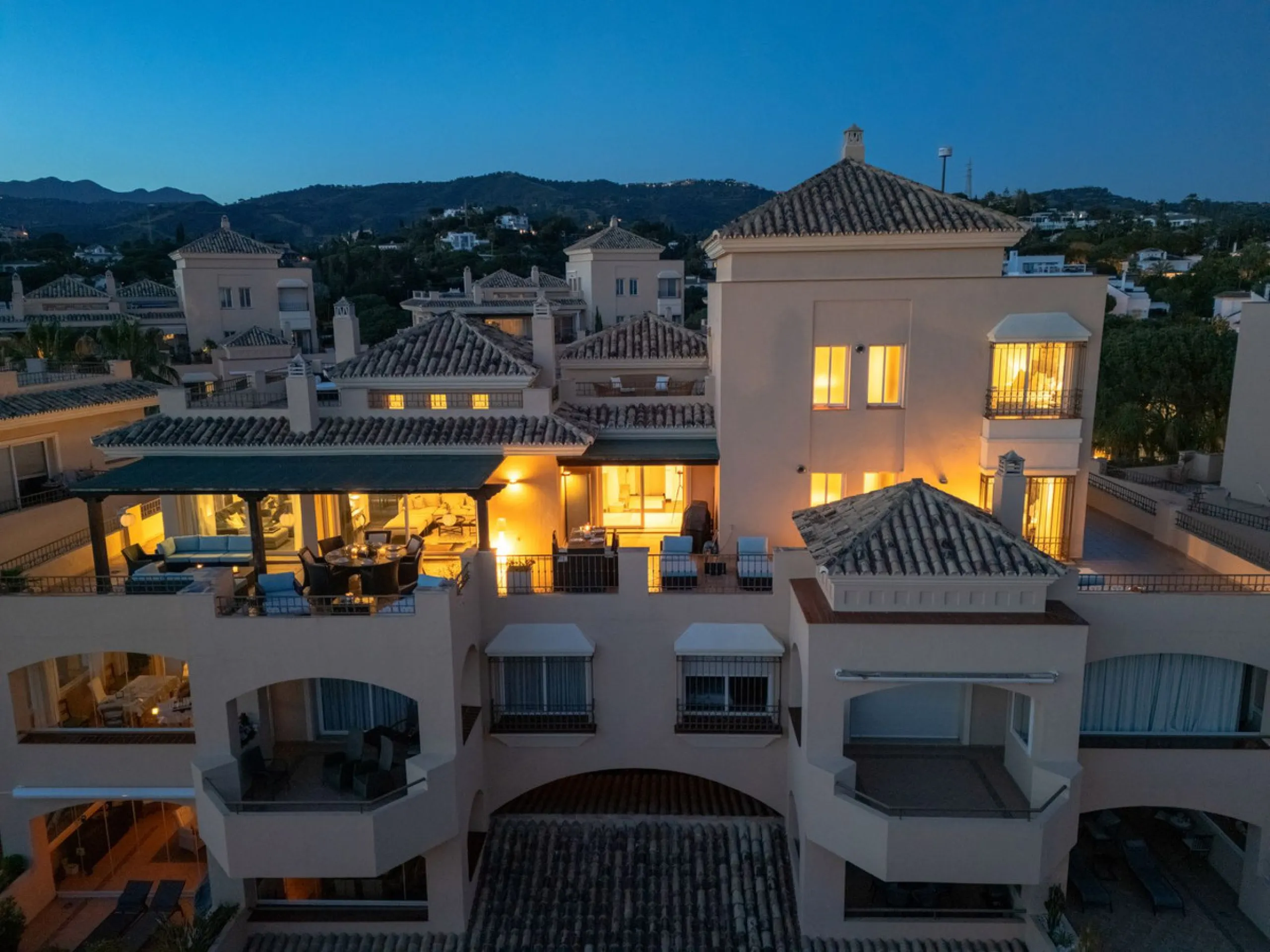 This stunning duplex penthouse in Elviria presents a unique opportunity for both investment and personal enjoyment, boasting unparalleled sea views and a prime location just moments from all amenities and the beach in Elviria.