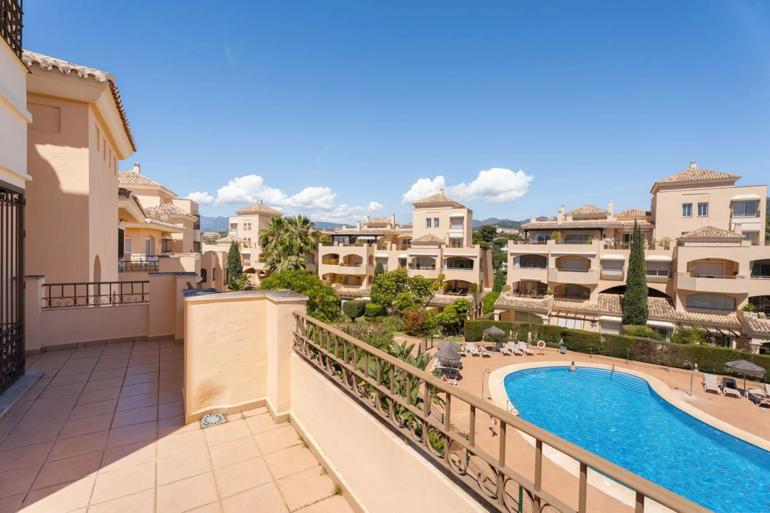 This stunning duplex penthouse in Elviria presents a unique opportunity for both investment and personal enjoyment, boasting unparalleled sea views and a prime location just moments from all amenities and the beach in Elviria.