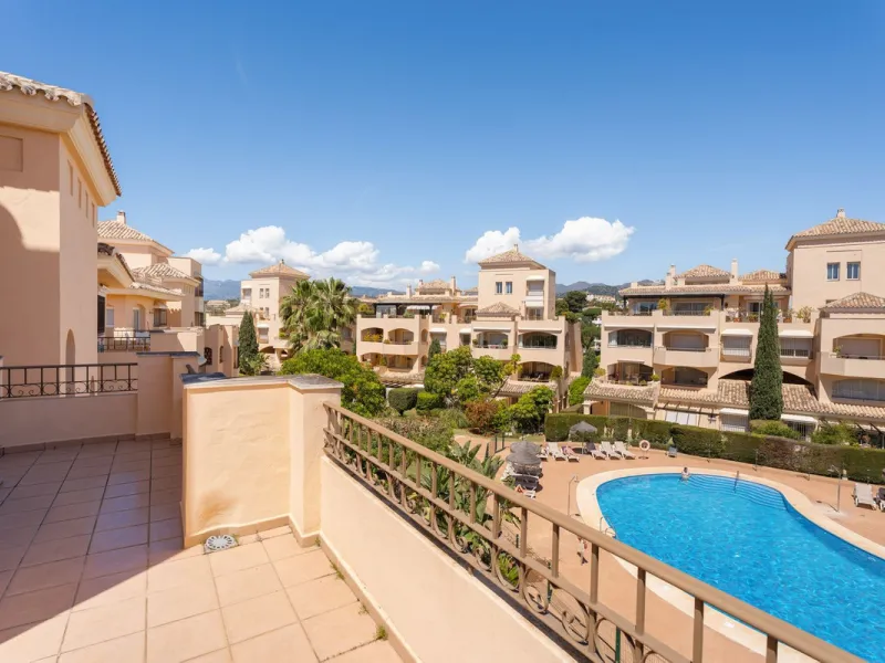 This stunning duplex penthouse in Elviria presents a unique opportunity for both investment and personal enjoyment, boasting unparalleled sea views and a prime location just moments from all amenities and the beach in Elviria.