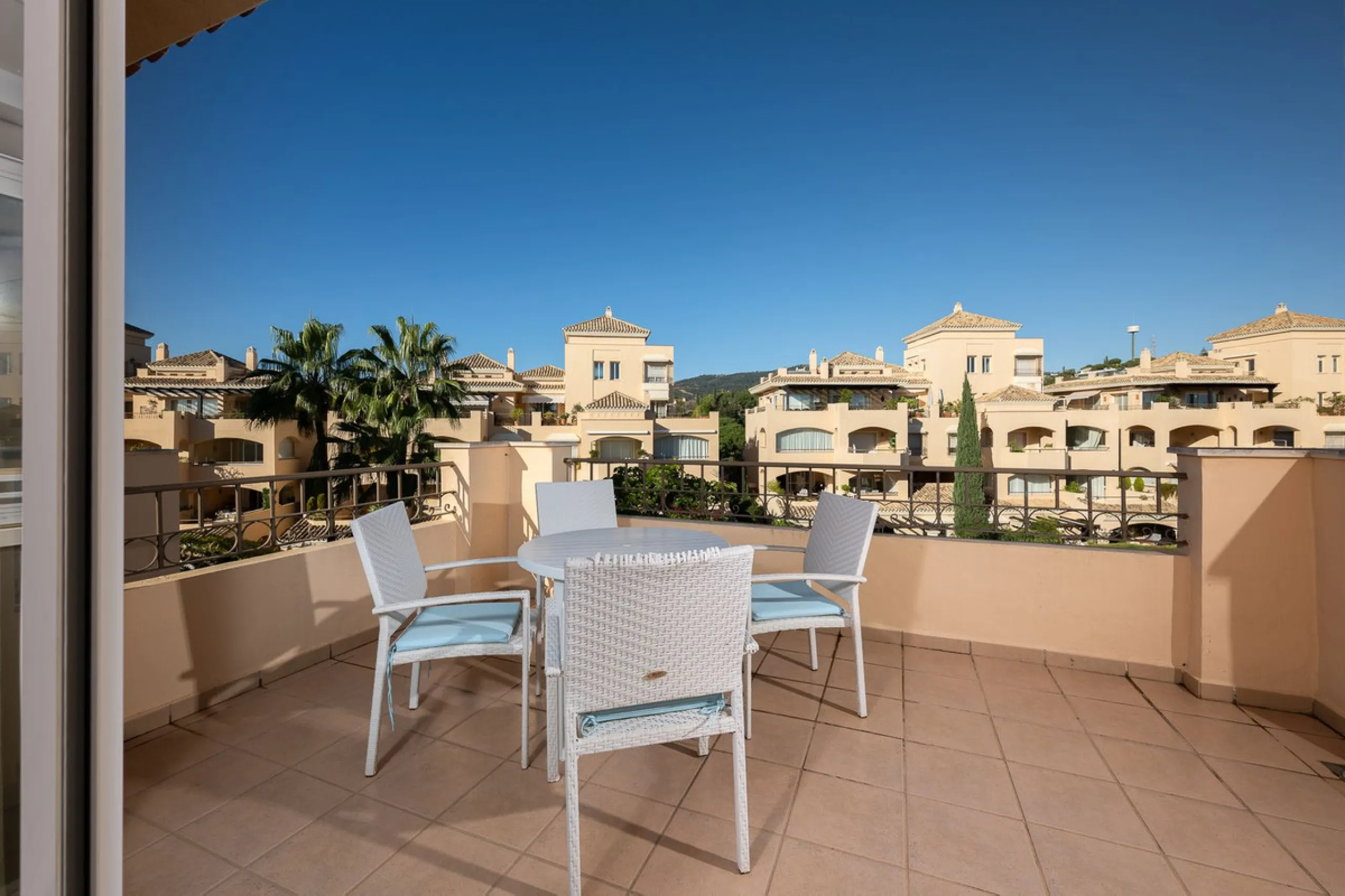 This stunning duplex penthouse in Elviria presents a unique opportunity for both investment and personal enjoyment, boasting unparalleled sea views and a prime location just moments from all amenities and the beach in Elviria.