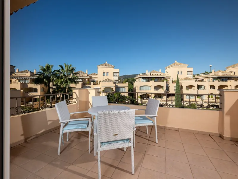 This stunning duplex penthouse in Elviria presents a unique opportunity for both investment and personal enjoyment, boasting unparalleled sea views and a prime location just moments from all amenities and the beach in Elviria.