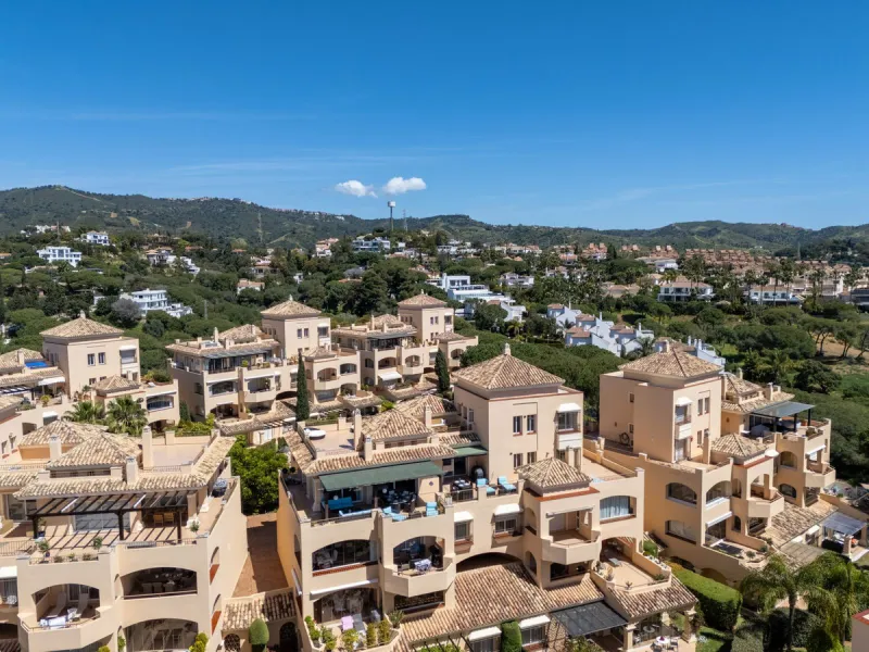 This stunning duplex penthouse in Elviria presents a unique opportunity for both investment and personal enjoyment, boasting unparalleled sea views and a prime location just moments from all amenities and the beach in Elviria.