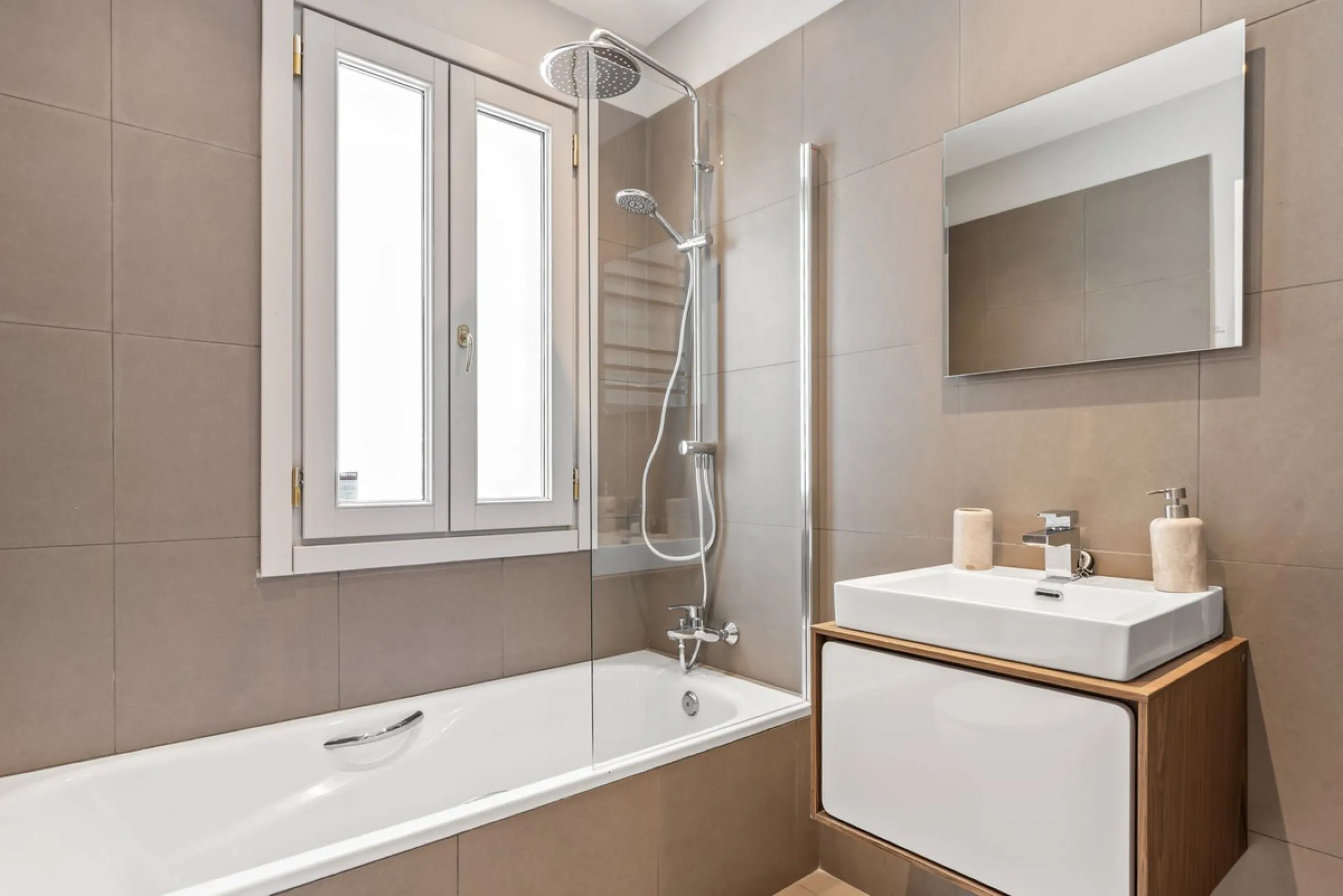 House - Townhouse в продаже в Benahavís, Málaga. В доме 5 спален и 6 ванных комнат. Площадь дома 308 м². Площадь участка 181 м²
