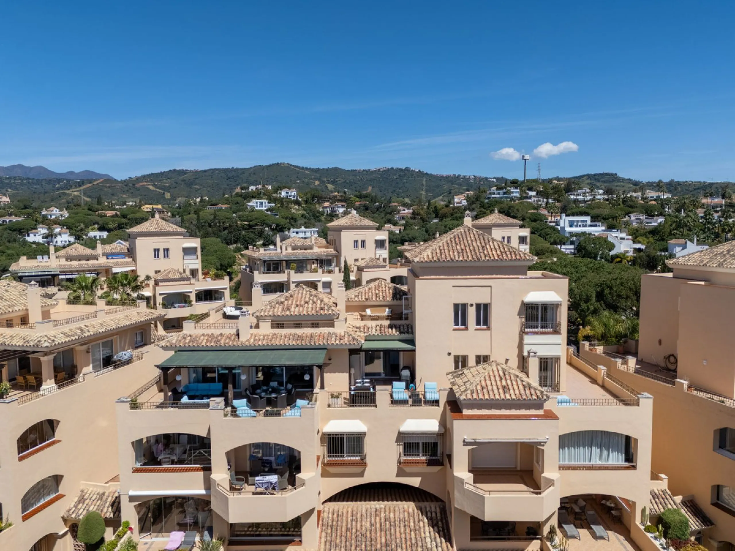 This stunning duplex penthouse in Elviria presents a unique opportunity for both investment and personal enjoyment, boasting unparalleled sea views and a prime location just moments from all amenities and the beach in Elviria.