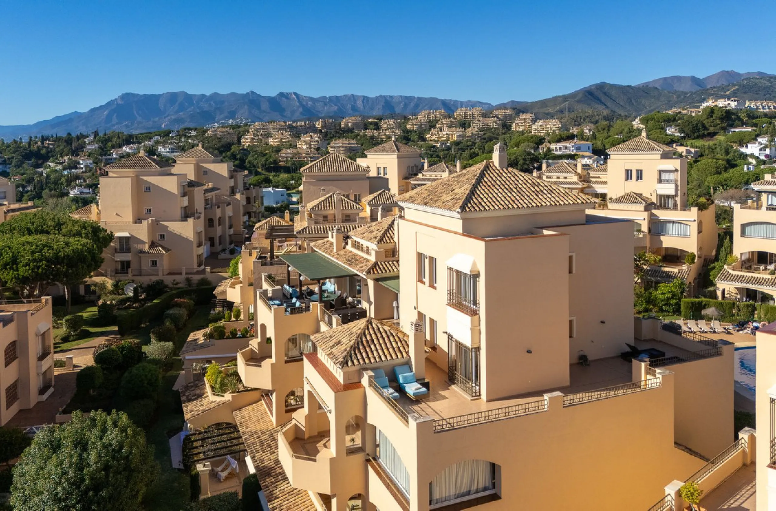 This stunning duplex penthouse in Elviria presents a unique opportunity for both investment and personal enjoyment, boasting unparalleled sea views and a prime location just moments from all amenities and the beach in Elviria.