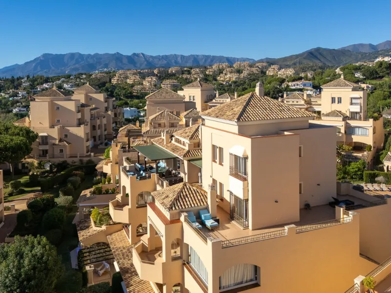 This stunning duplex penthouse in Elviria presents a unique opportunity for both investment and personal enjoyment, boasting unparalleled sea views and a prime location just moments from all amenities and the beach in Elviria.