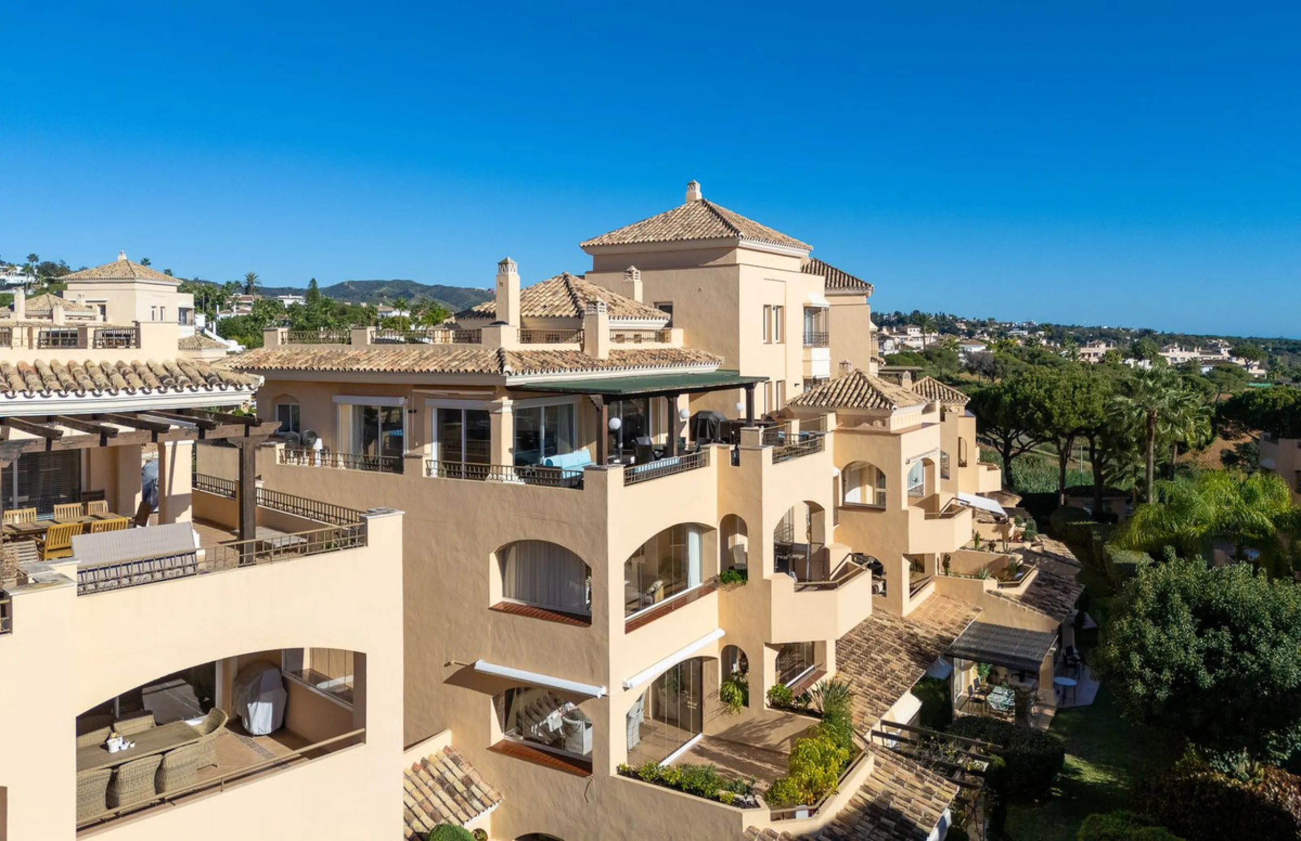 This stunning duplex penthouse in Elviria presents a unique opportunity for both investment and personal enjoyment, boasting unparalleled sea views and a prime location just moments from all amenities and the beach in Elviria.