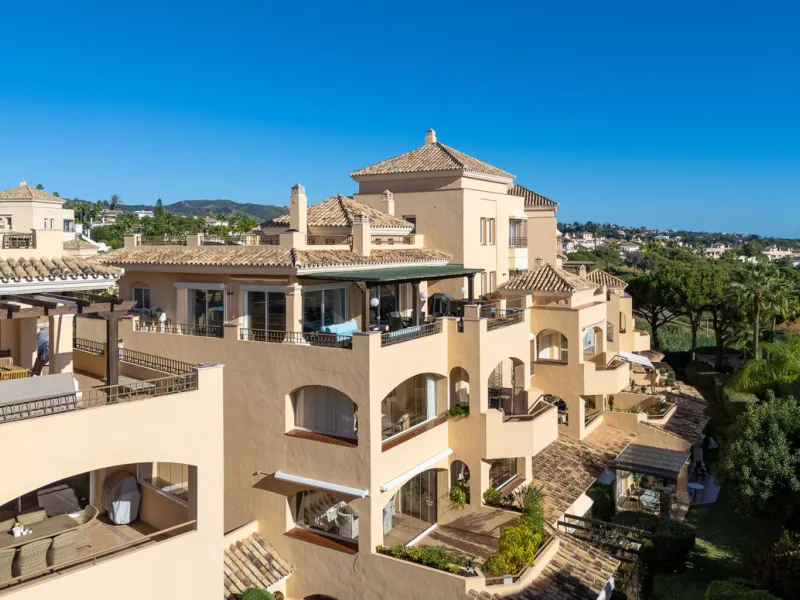 This stunning duplex penthouse in Elviria presents a unique opportunity for both investment and personal enjoyment, boasting unparalleled sea views and a prime location just moments from all amenities and the beach in Elviria.