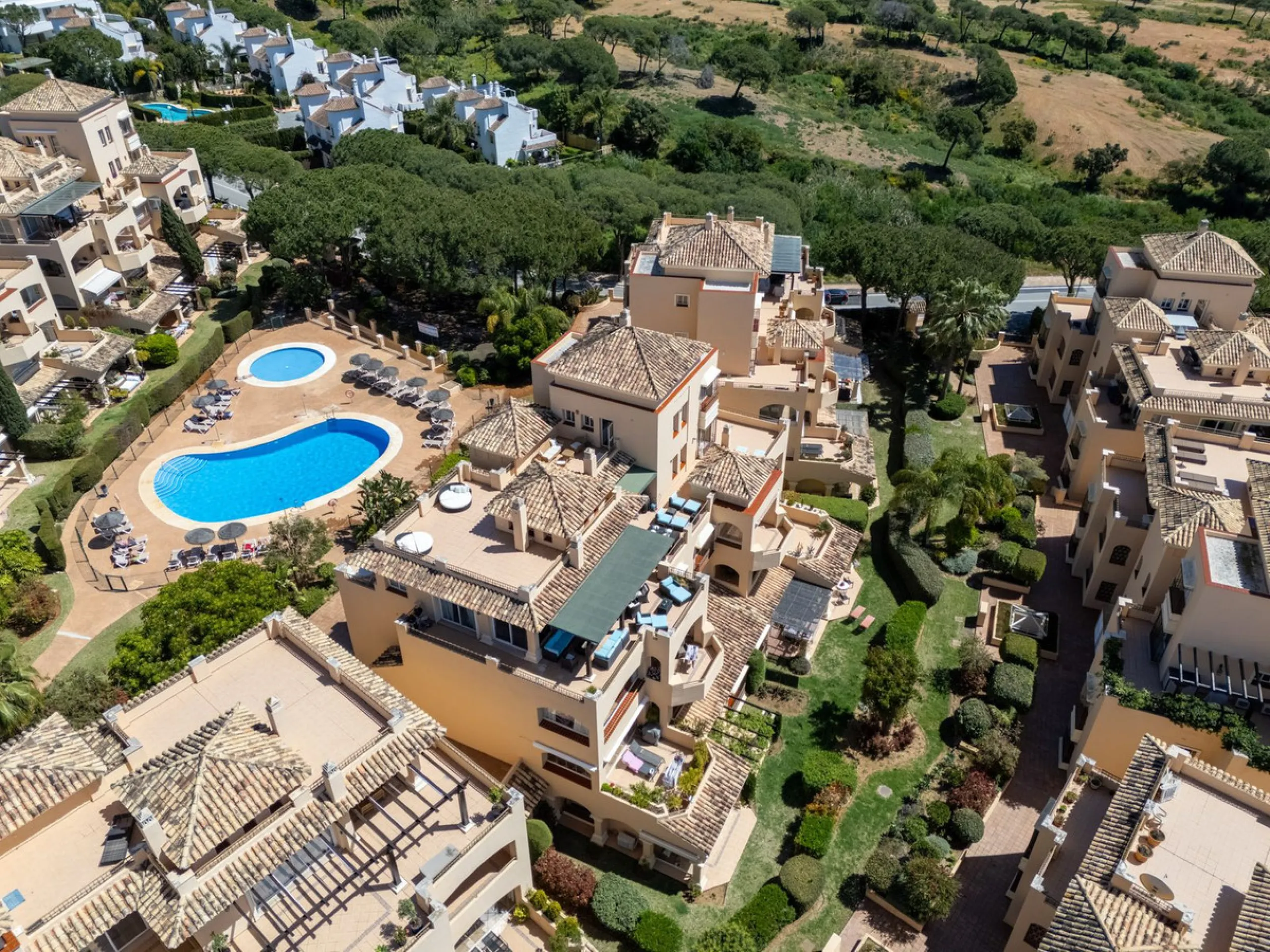 This stunning duplex penthouse in Elviria presents a unique opportunity for both investment and personal enjoyment, boasting unparalleled sea views and a prime location just moments from all amenities and the beach in Elviria.