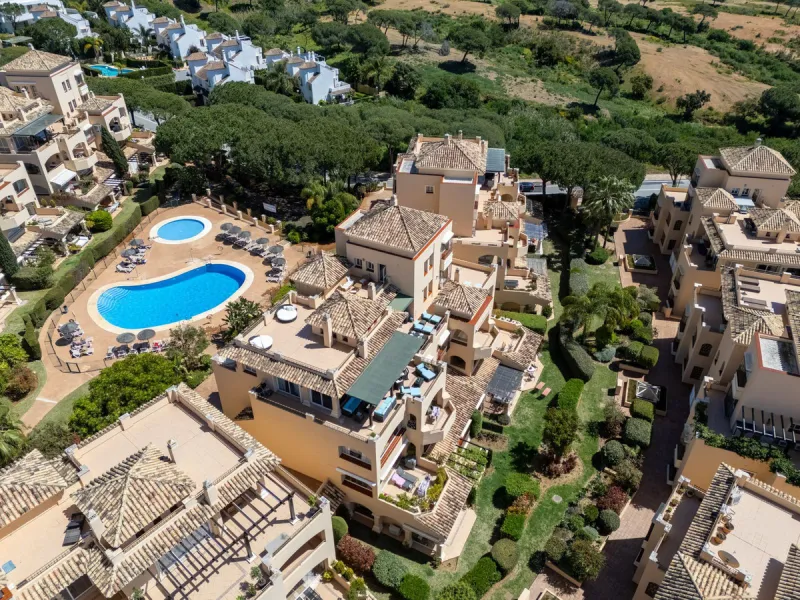 This stunning duplex penthouse in Elviria presents a unique opportunity for both investment and personal enjoyment, boasting unparalleled sea views and a prime location just moments from all amenities and the beach in Elviria.