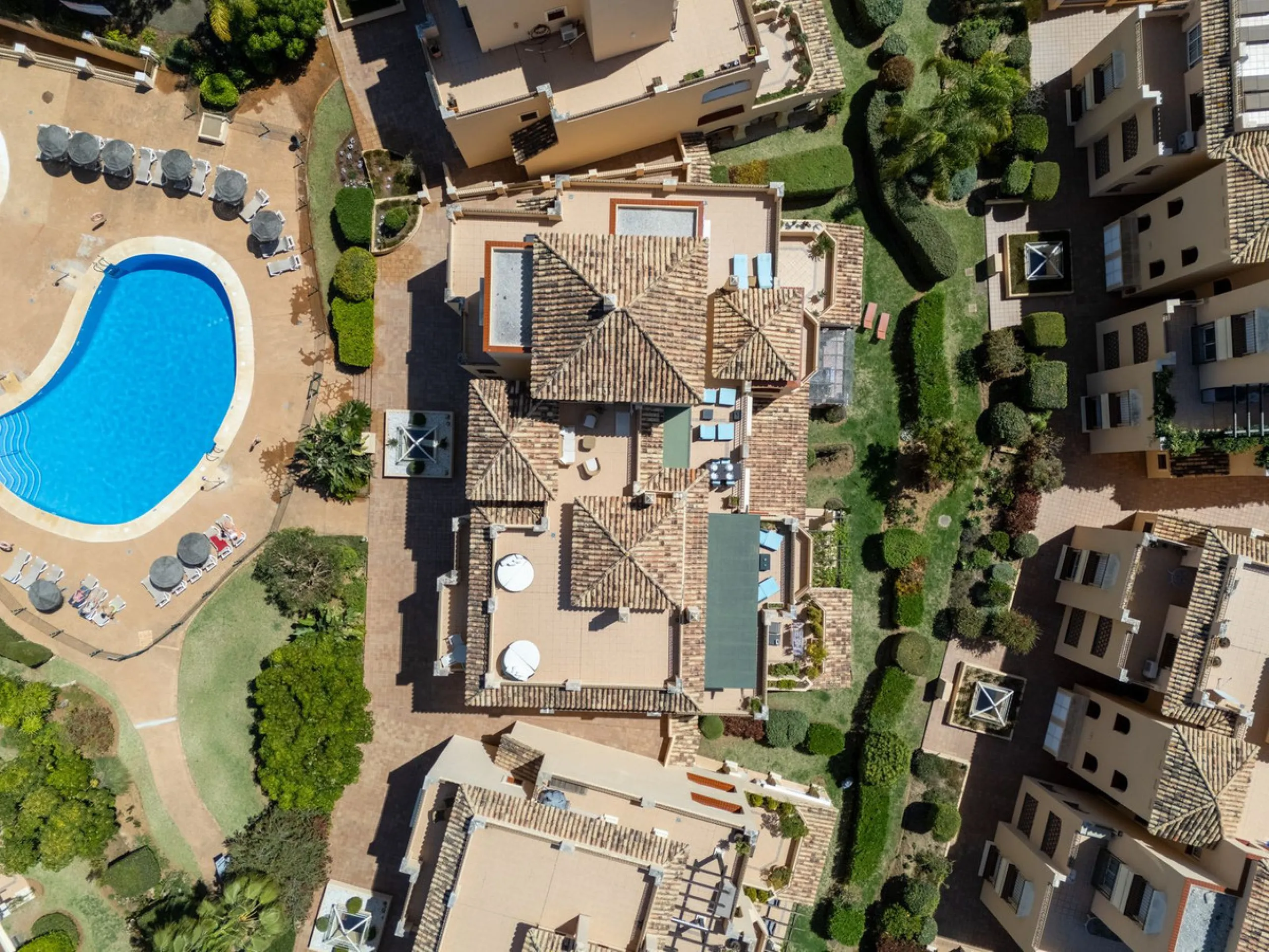 This stunning duplex penthouse in Elviria presents a unique opportunity for both investment and personal enjoyment, boasting unparalleled sea views and a prime location just moments from all amenities and the beach in Elviria.
