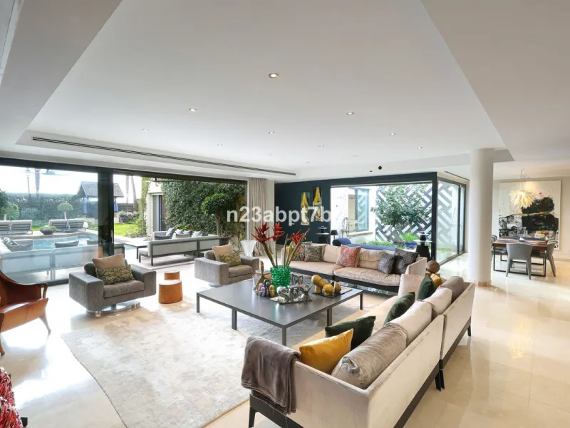 This is a UNIQUE and valuable opportunity to purchase a beachfront villa in the most exclusive area of the Costa del Sol, Puerto Banús, with direct access to the beach.