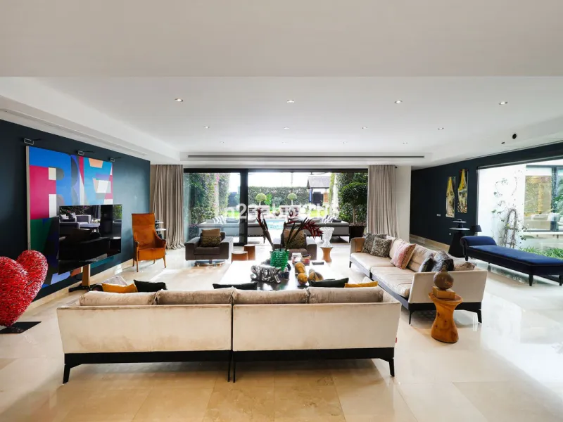 This is a UNIQUE and valuable opportunity to purchase a beachfront villa in the most exclusive area of the Costa del Sol, Puerto Banús, with direct access to the beach.