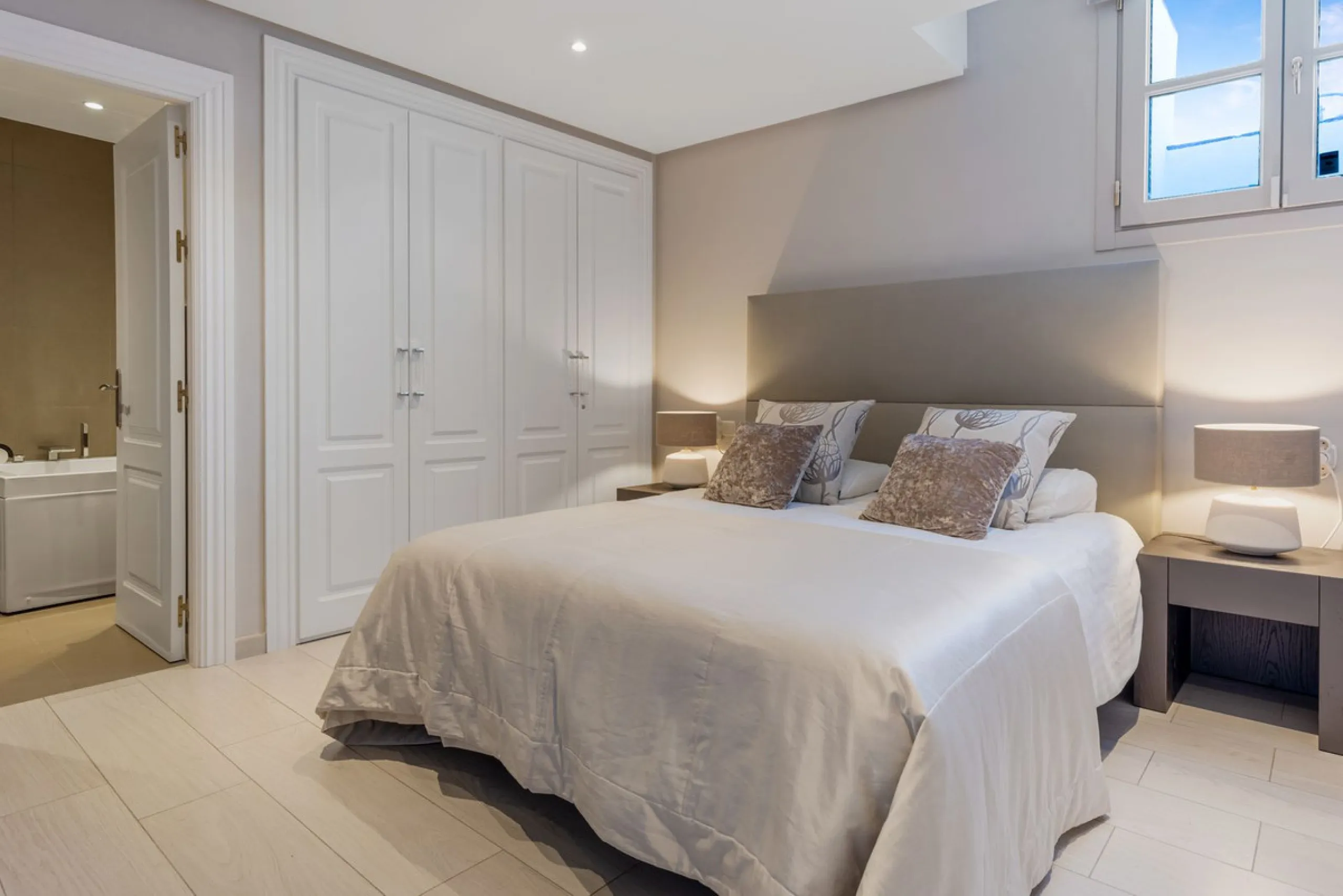 House - Townhouse в продаже в Benahavís, Málaga. В доме 5 спален и 6 ванных комнат. Площадь дома 308 м². Площадь участка 181 м²