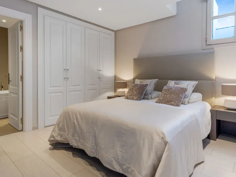 House - Townhouse в продаже в Benahavís, Málaga. В доме 5 спален и 6 ванных комнат. Площадь дома 308 м². Площадь участка 181 м²