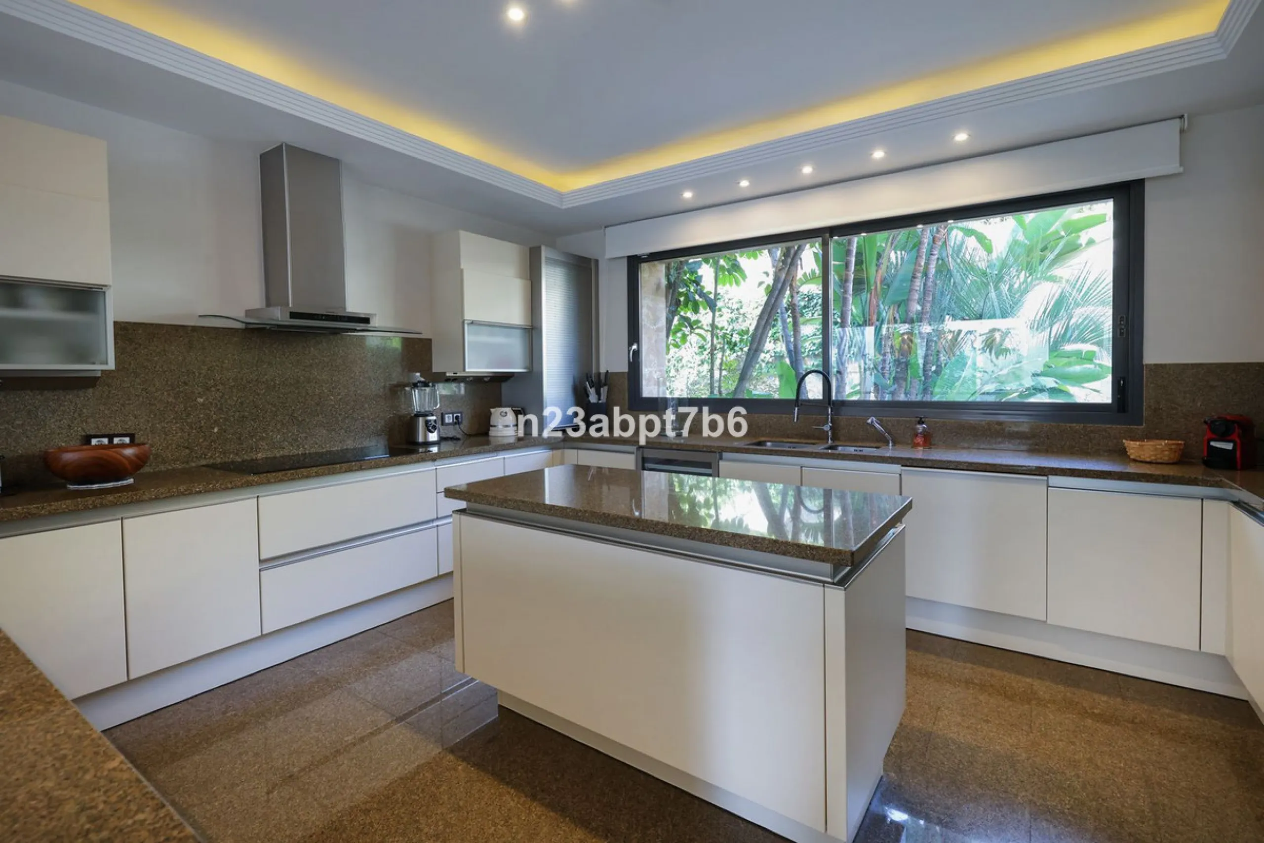 This is a UNIQUE and valuable opportunity to purchase a beachfront villa in the most exclusive area of the Costa del Sol, Puerto Banús, with direct access to the beach.