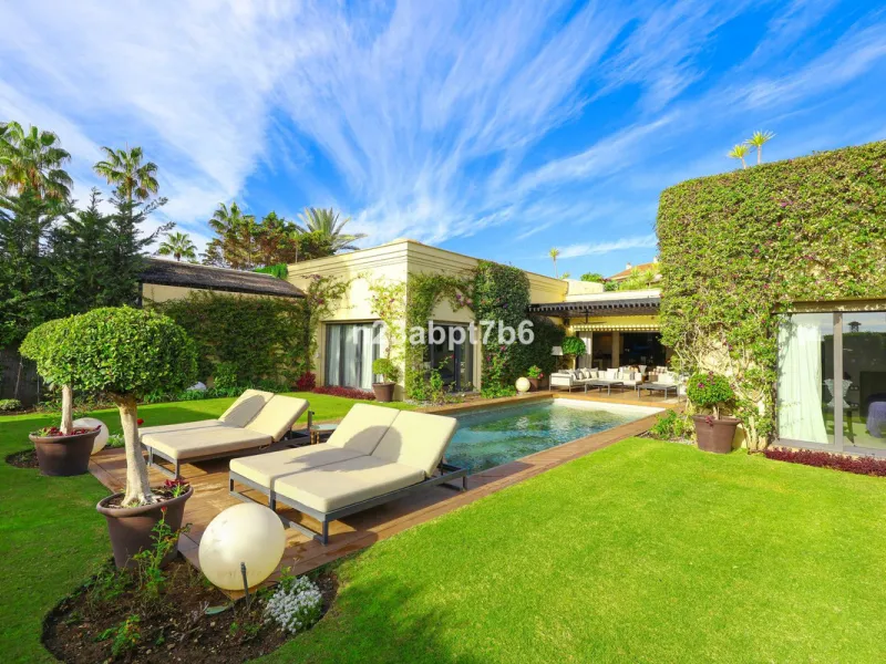 This is a UNIQUE and valuable opportunity to purchase a beachfront villa in the most exclusive area of the Costa del Sol, Puerto Banús, with direct access to the beach.