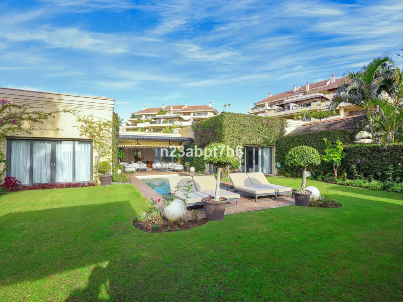 This is a UNIQUE and valuable opportunity to purchase a beachfront villa in the most exclusive area of the Costa del Sol, Puerto Banús, with direct access to the beach.