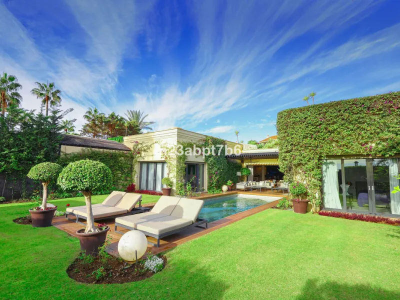 This is a UNIQUE and valuable opportunity to purchase a beachfront villa in the most exclusive area of the Costa del Sol, Puerto Banús, with direct access to the beach.