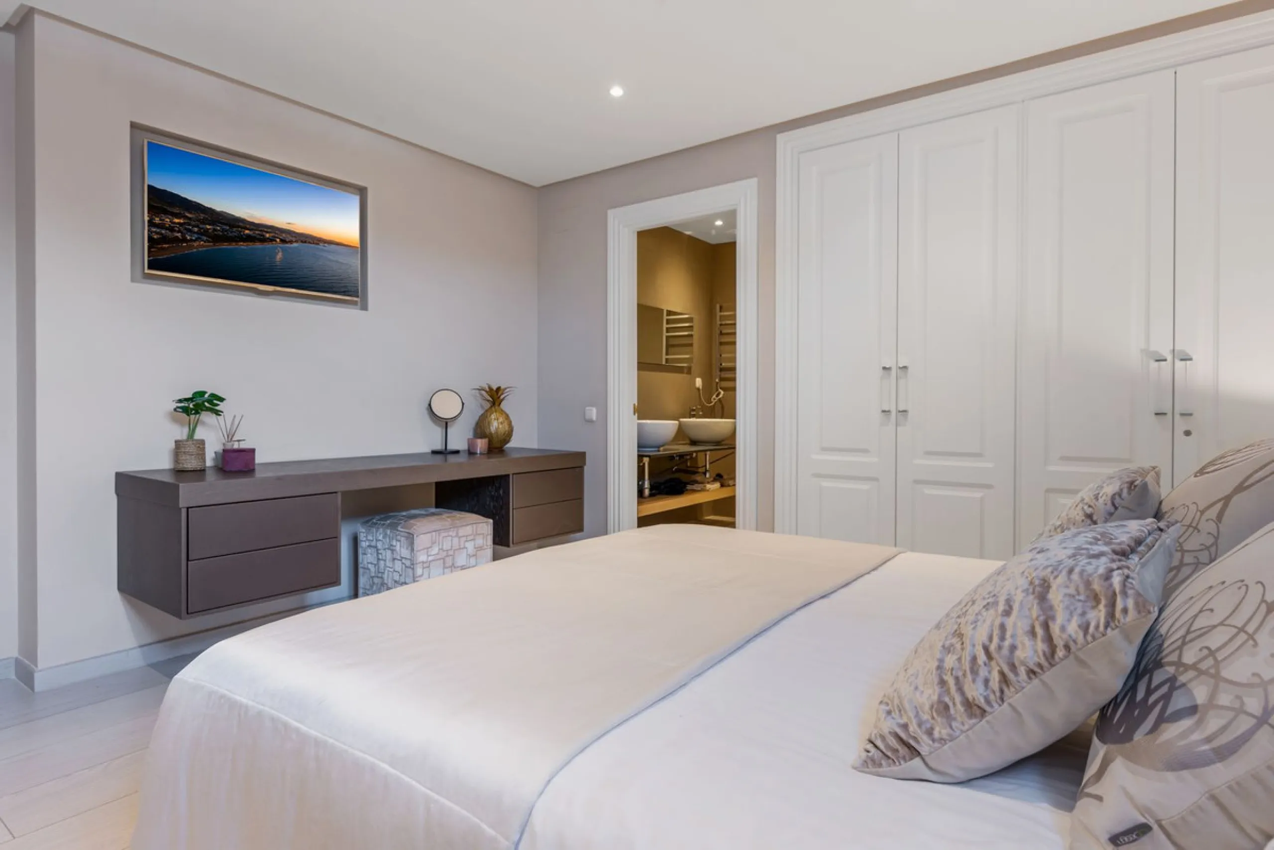 House - Townhouse в продаже в Benahavís, Málaga. В доме 5 спален и 6 ванных комнат. Площадь дома 308 м². Площадь участка 181 м²