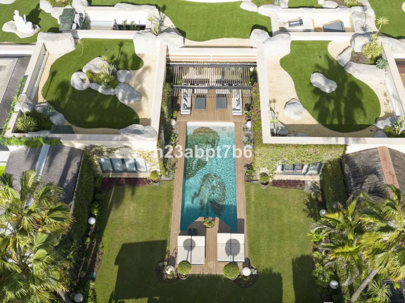 This is a UNIQUE and valuable opportunity to purchase a beachfront villa in the most exclusive area of the Costa del Sol, Puerto Banús, with direct access to the beach.