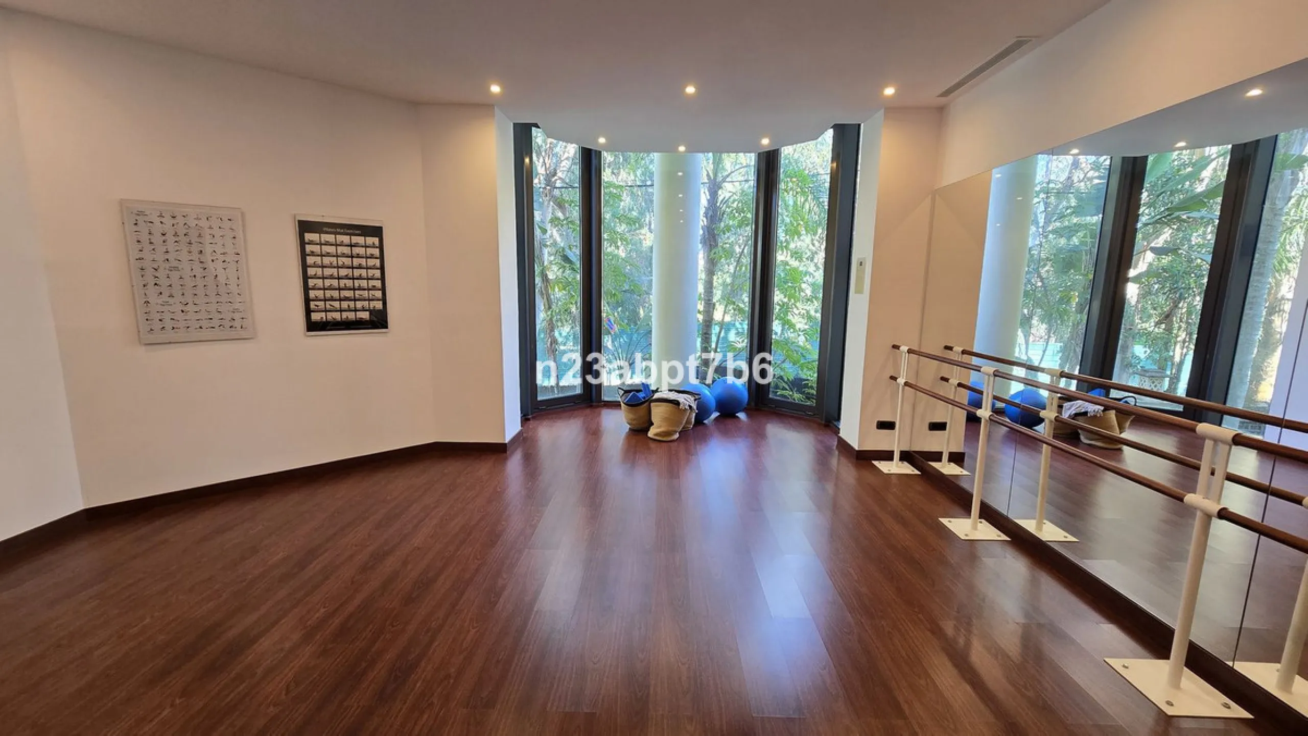 This is a UNIQUE and valuable opportunity to purchase a beachfront villa in the most exclusive area of the Costa del Sol, Puerto Banús, with direct access to the beach.