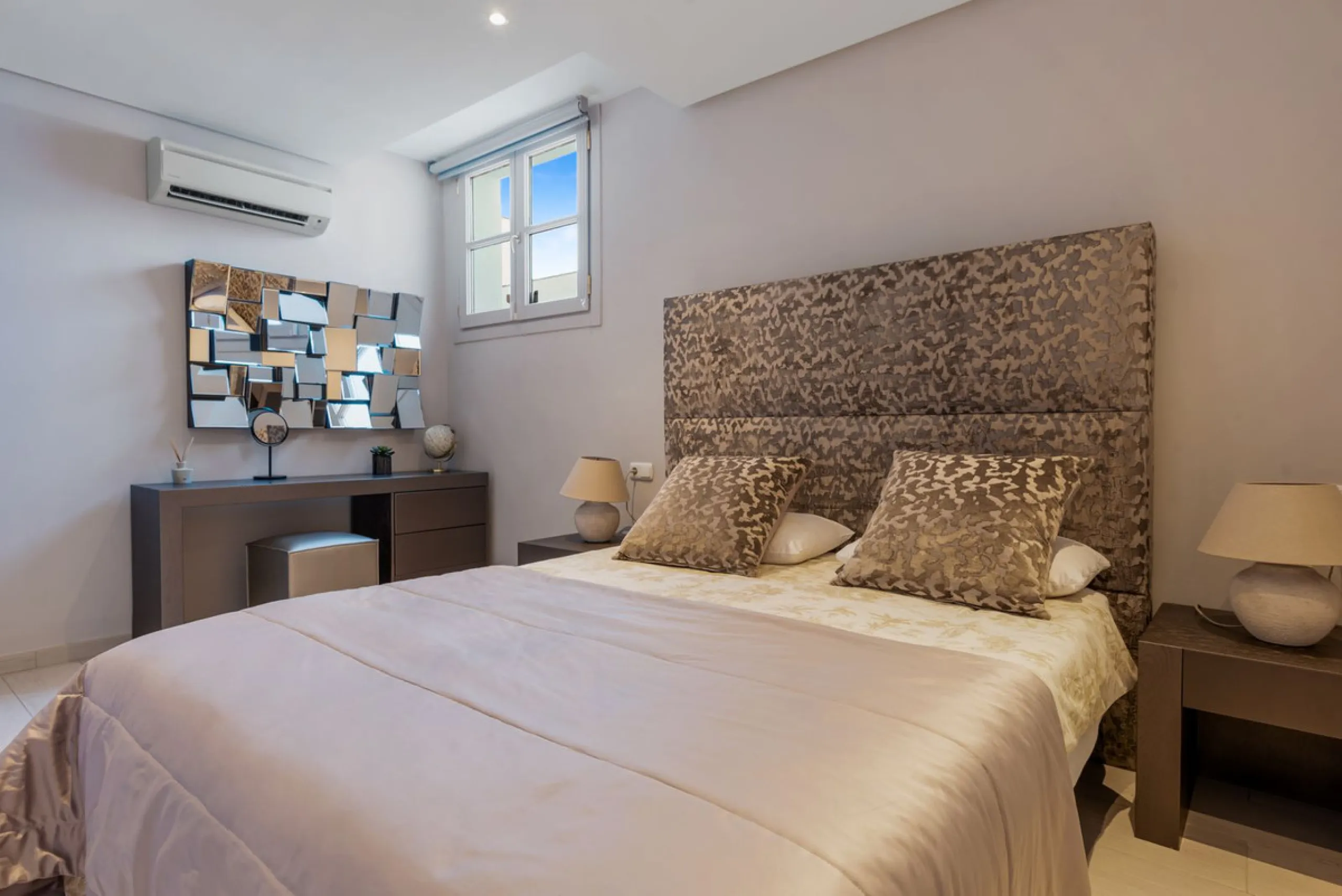House - Townhouse в продаже в Benahavís, Málaga. В доме 5 спален и 6 ванных комнат. Площадь дома 308 м². Площадь участка 181 м²