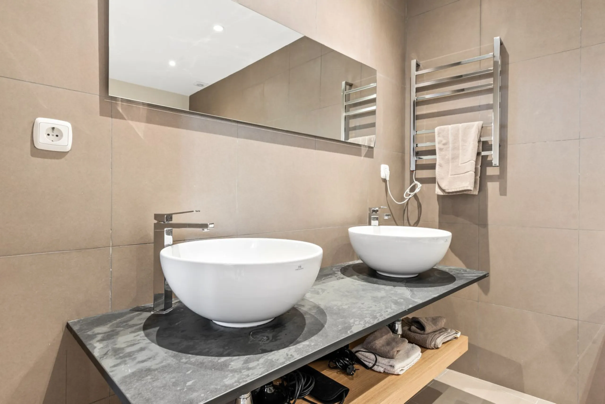 House - Townhouse в продаже в Benahavís, Málaga. В доме 5 спален и 6 ванных комнат. Площадь дома 308 м². Площадь участка 181 м²