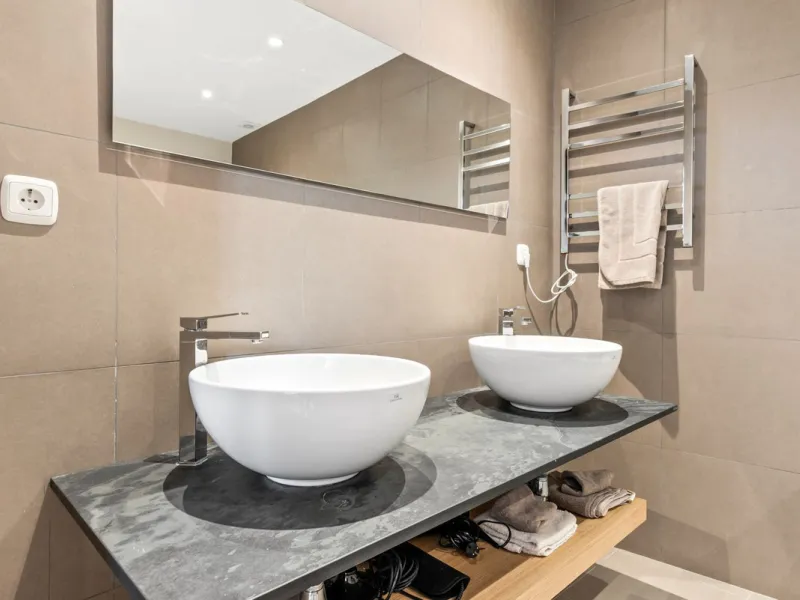 House - Townhouse в продаже в Benahavís, Málaga. В доме 5 спален и 6 ванных комнат. Площадь дома 308 м². Площадь участка 181 м²