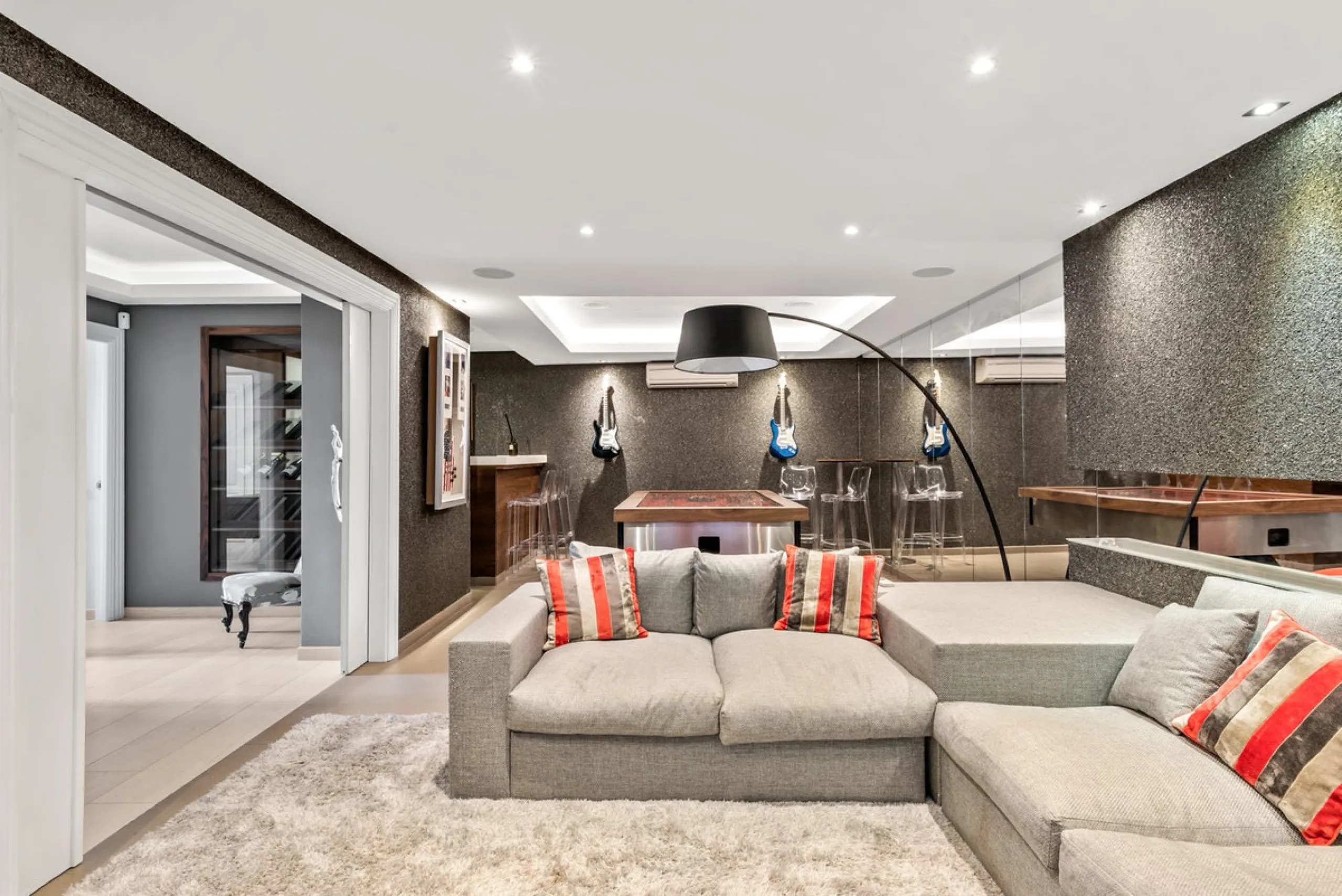 House - Townhouse в продаже в Benahavís, Málaga. В доме 5 спален и 6 ванных комнат. Площадь дома 308 м². Площадь участка 181 м²
