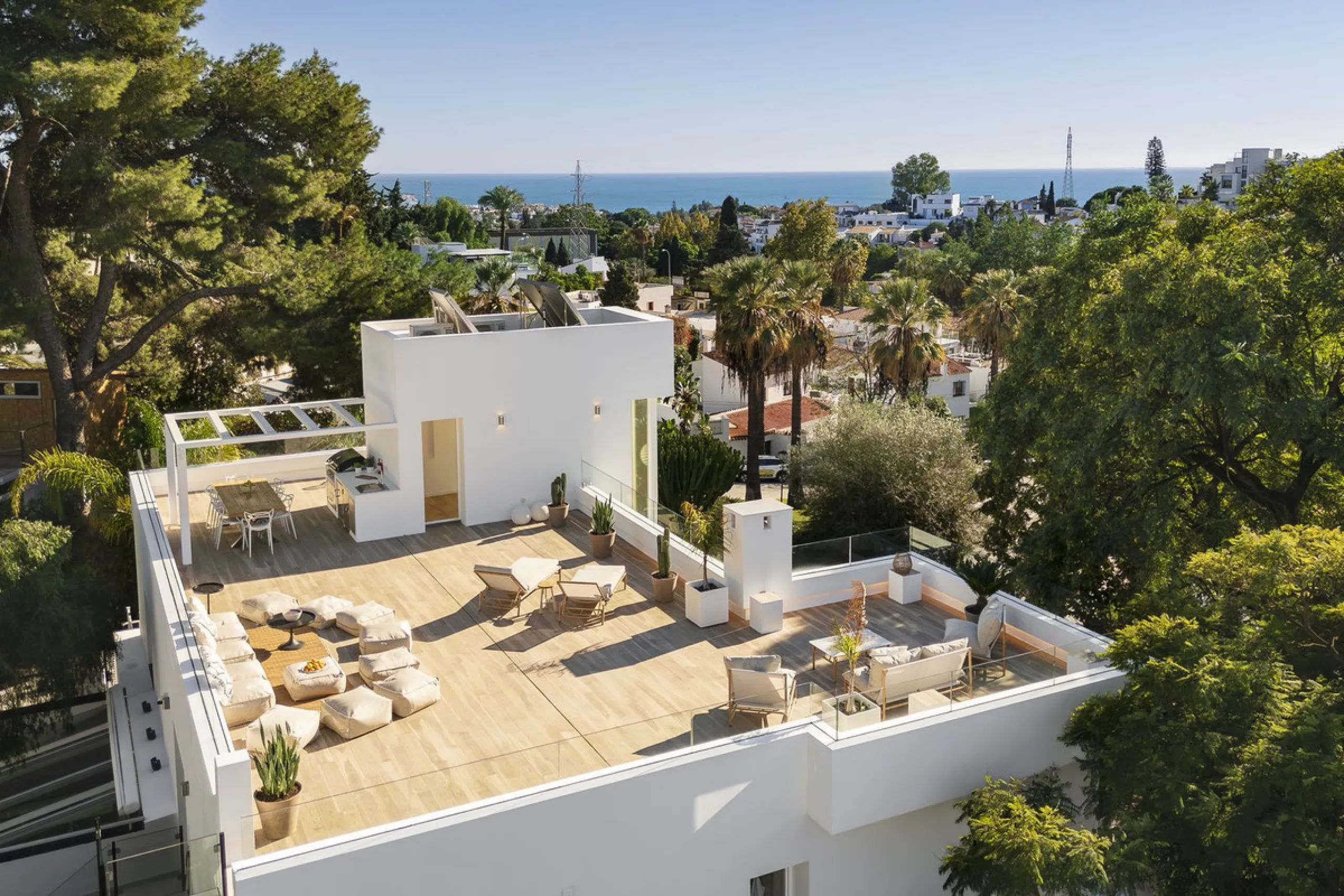 Modern Luxury in Lower Nueva Andalucía – An ideal family home!