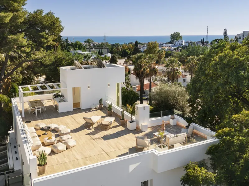 Modern Luxury in Lower Nueva Andalucía – An ideal family home!