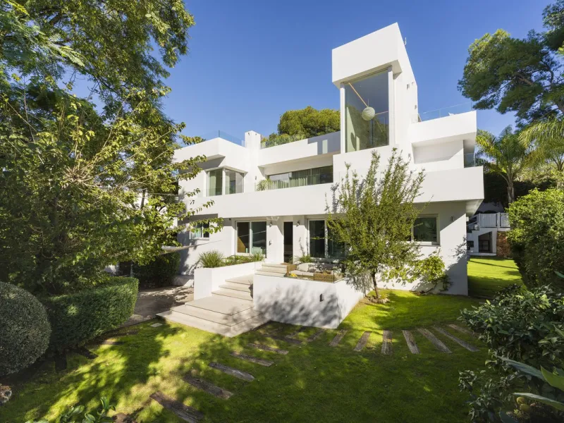 Modern Luxury in Lower Nueva Andalucía – An ideal family home!