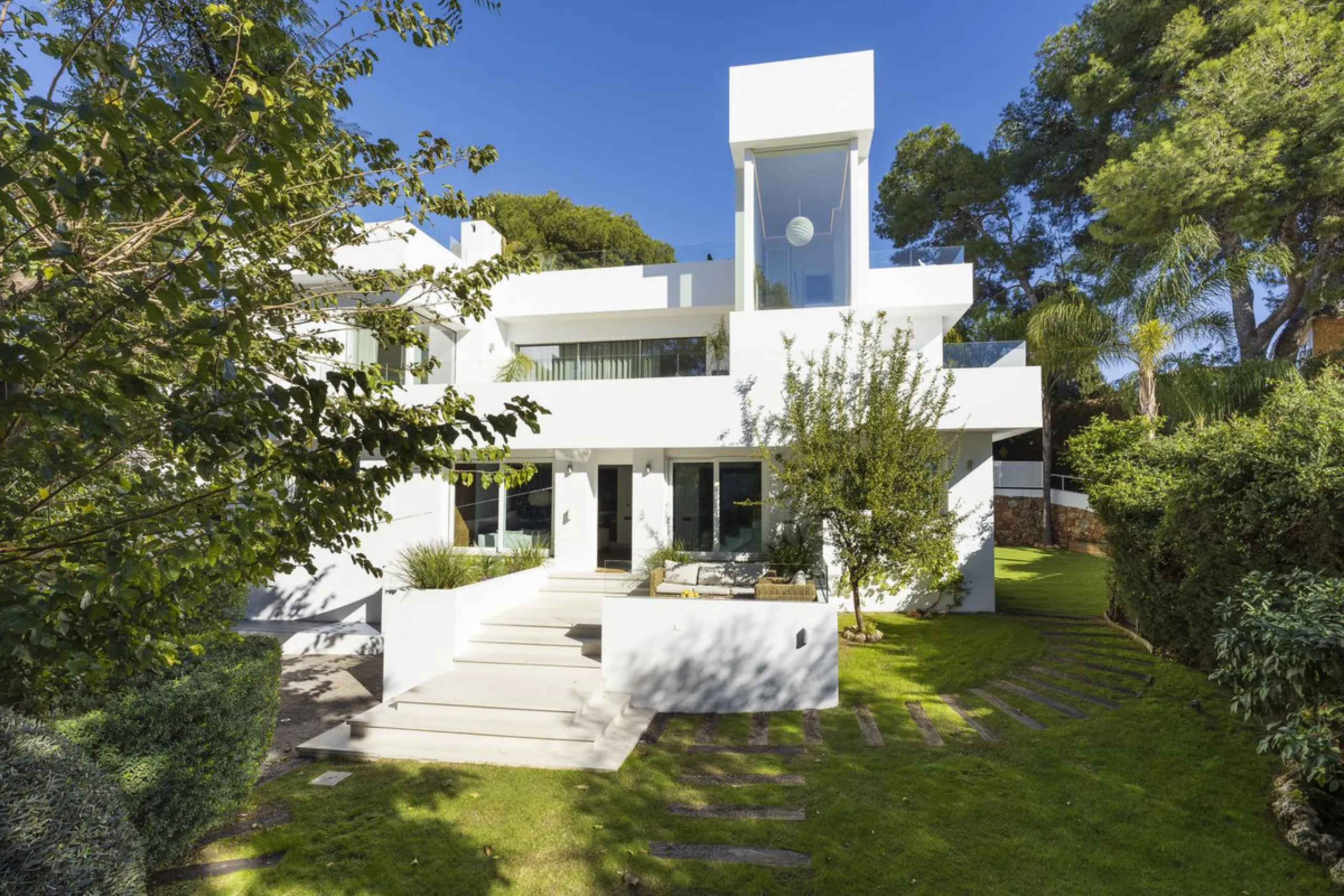 Modern Luxury in Lower Nueva Andalucía – An ideal family home!