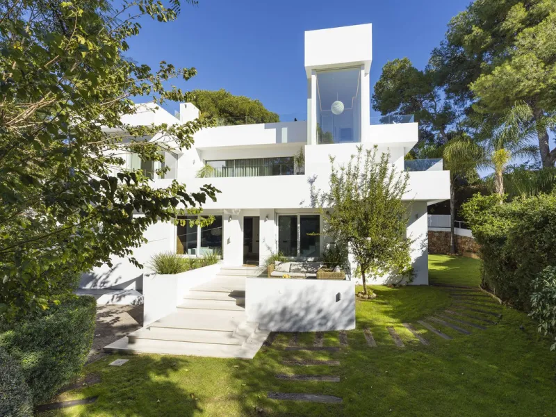 Modern Luxury in Lower Nueva Andalucía – An ideal family home!