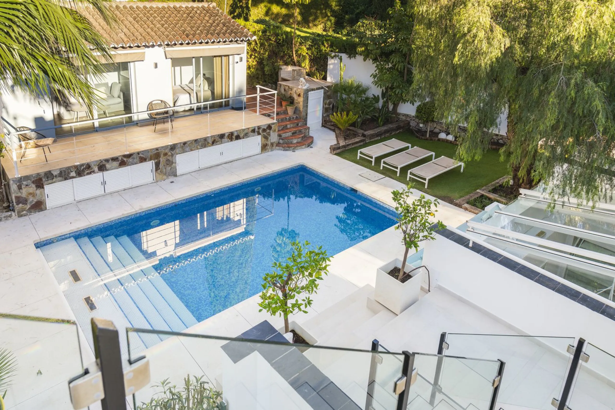 Modern Luxury in Lower Nueva Andalucía – An ideal family home!