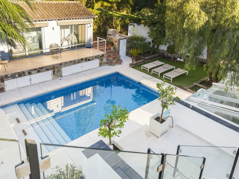 Modern Luxury in Lower Nueva Andalucía – An ideal family home!