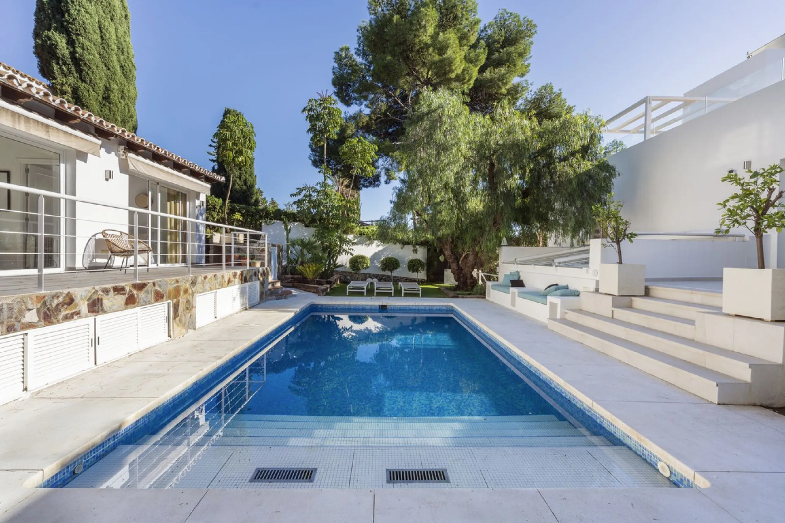 Modern Luxury in Lower Nueva Andalucía – An ideal family home!