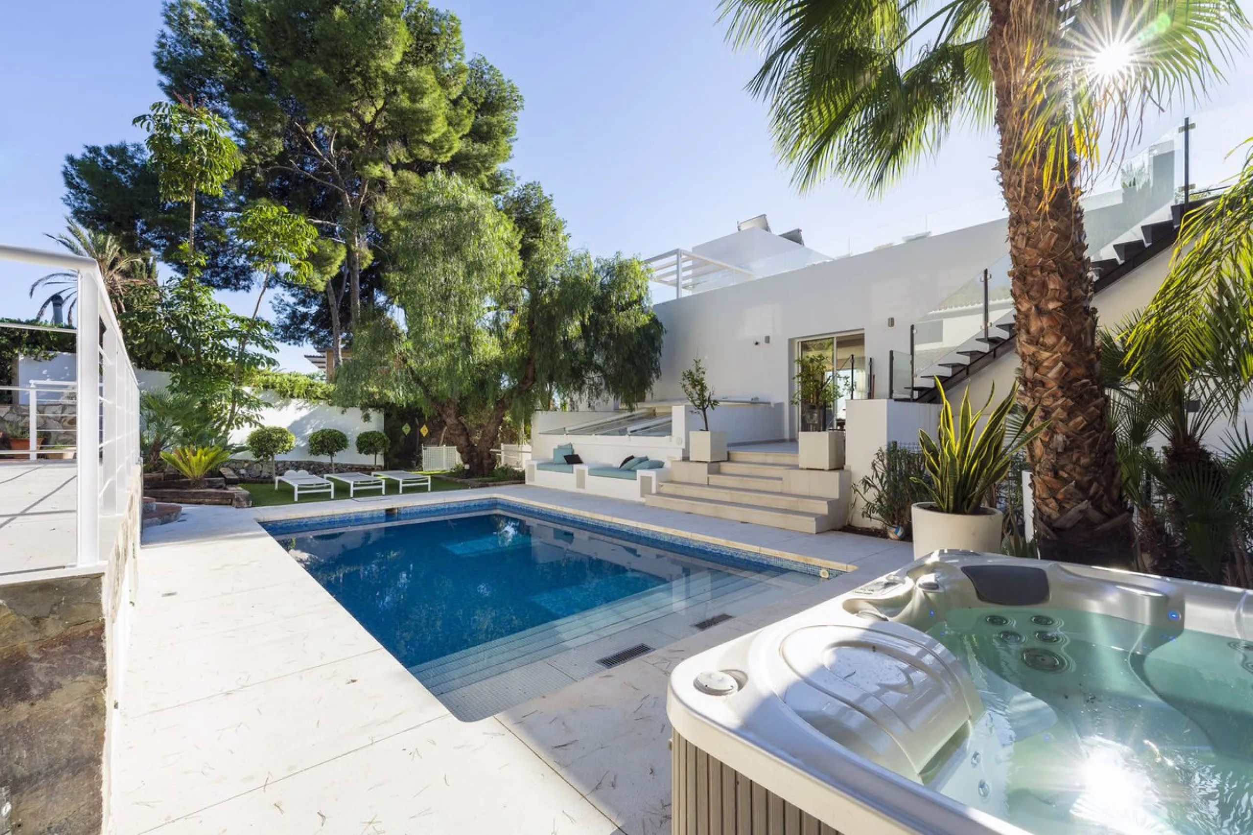 Modern Luxury in Lower Nueva Andalucía – An ideal family home!
