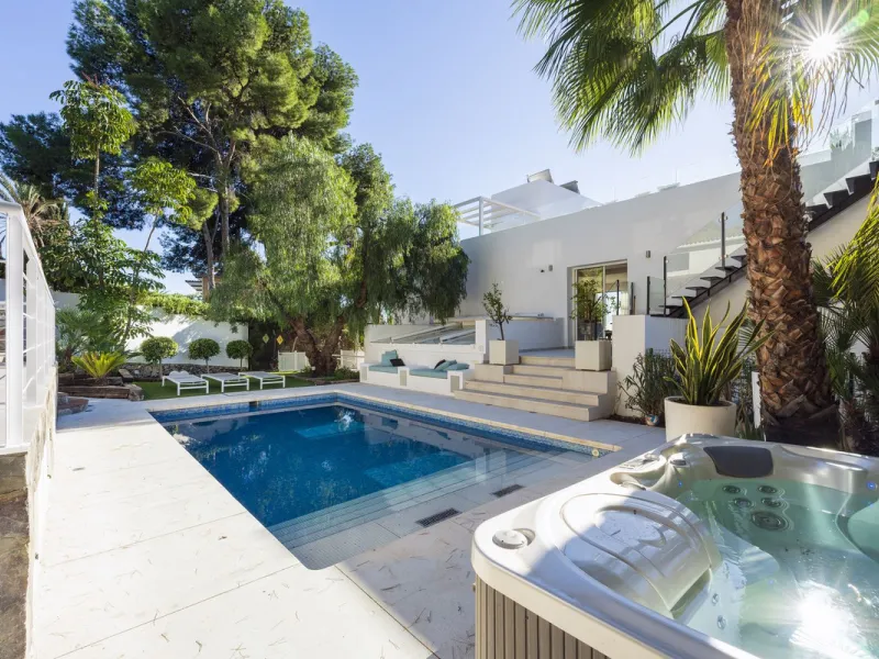 Modern Luxury in Lower Nueva Andalucía – An ideal family home!