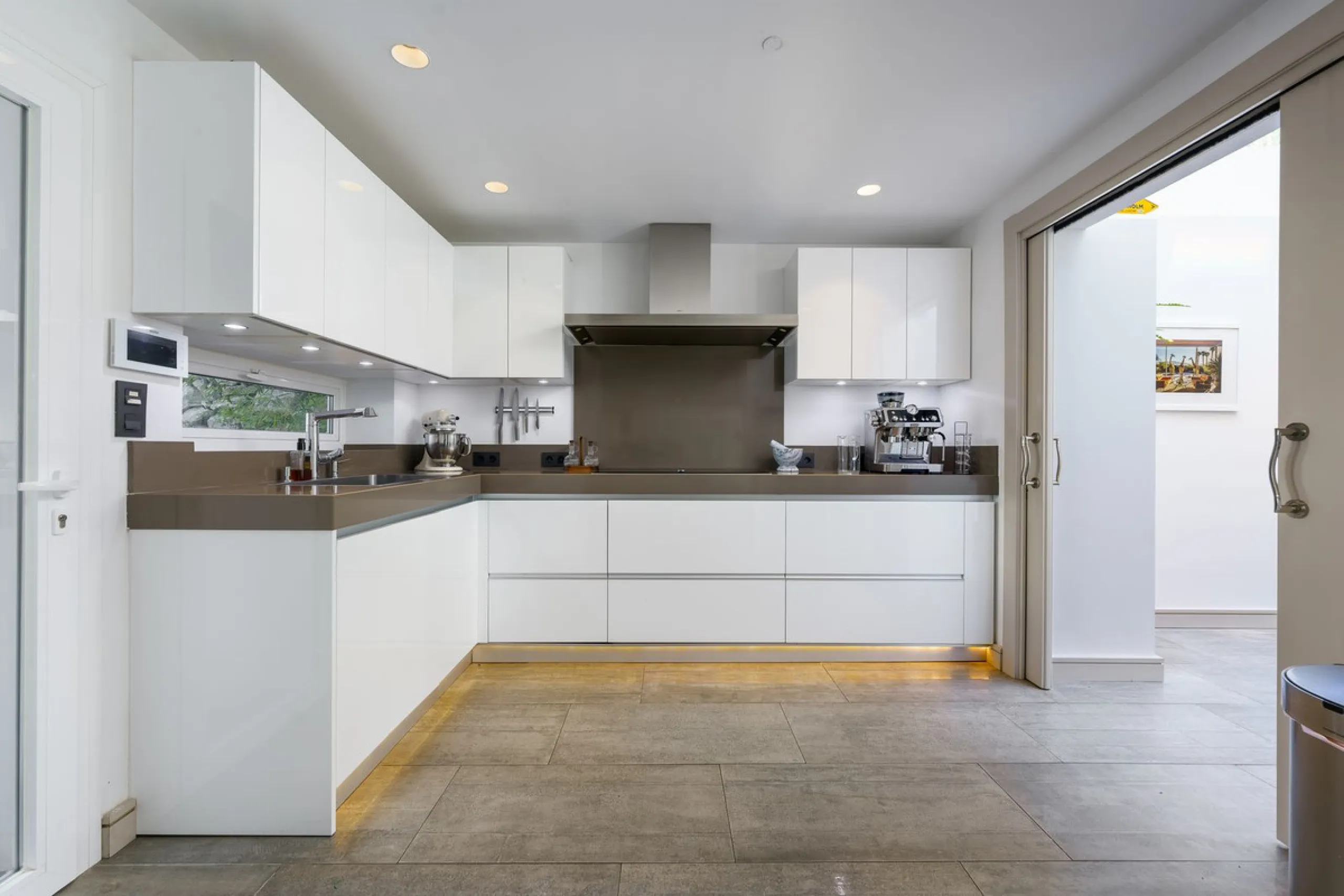 Modern Luxury in Lower Nueva Andalucía – An ideal family home!