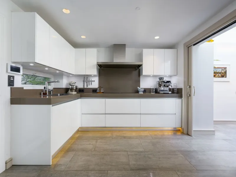 Modern Luxury in Lower Nueva Andalucía – An ideal family home!
