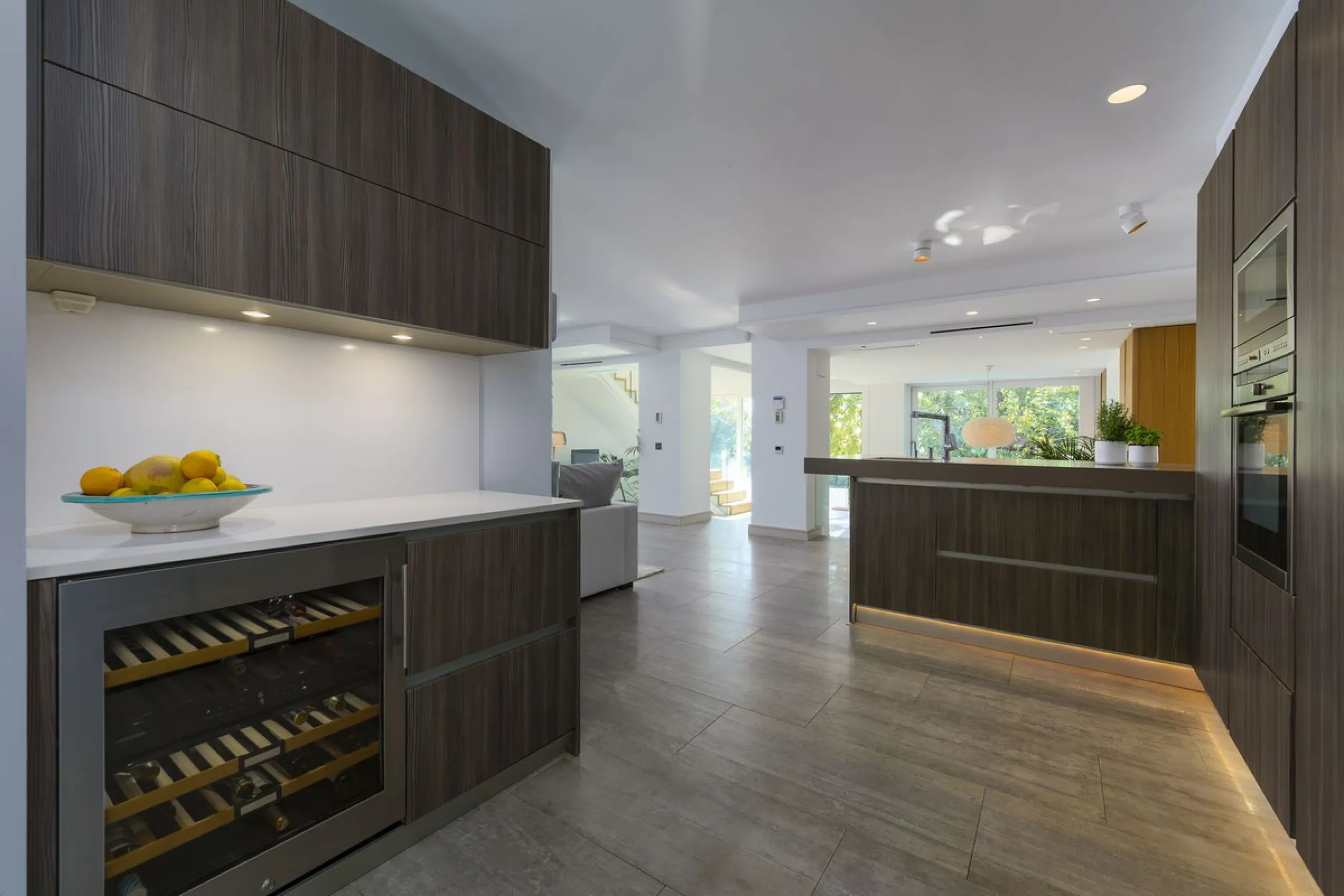 Modern Luxury in Lower Nueva Andalucía – An ideal family home!