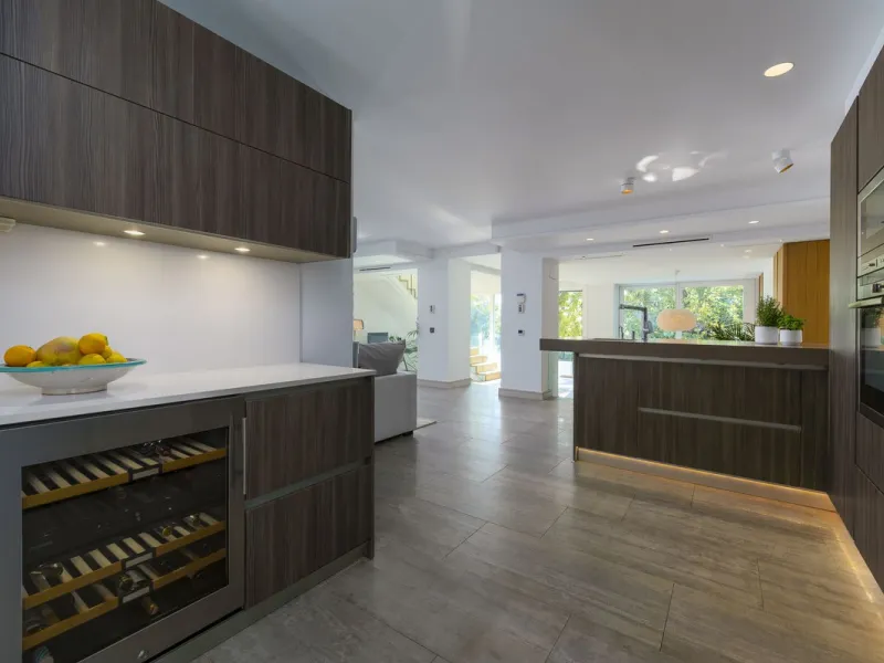 Modern Luxury in Lower Nueva Andalucía – An ideal family home!