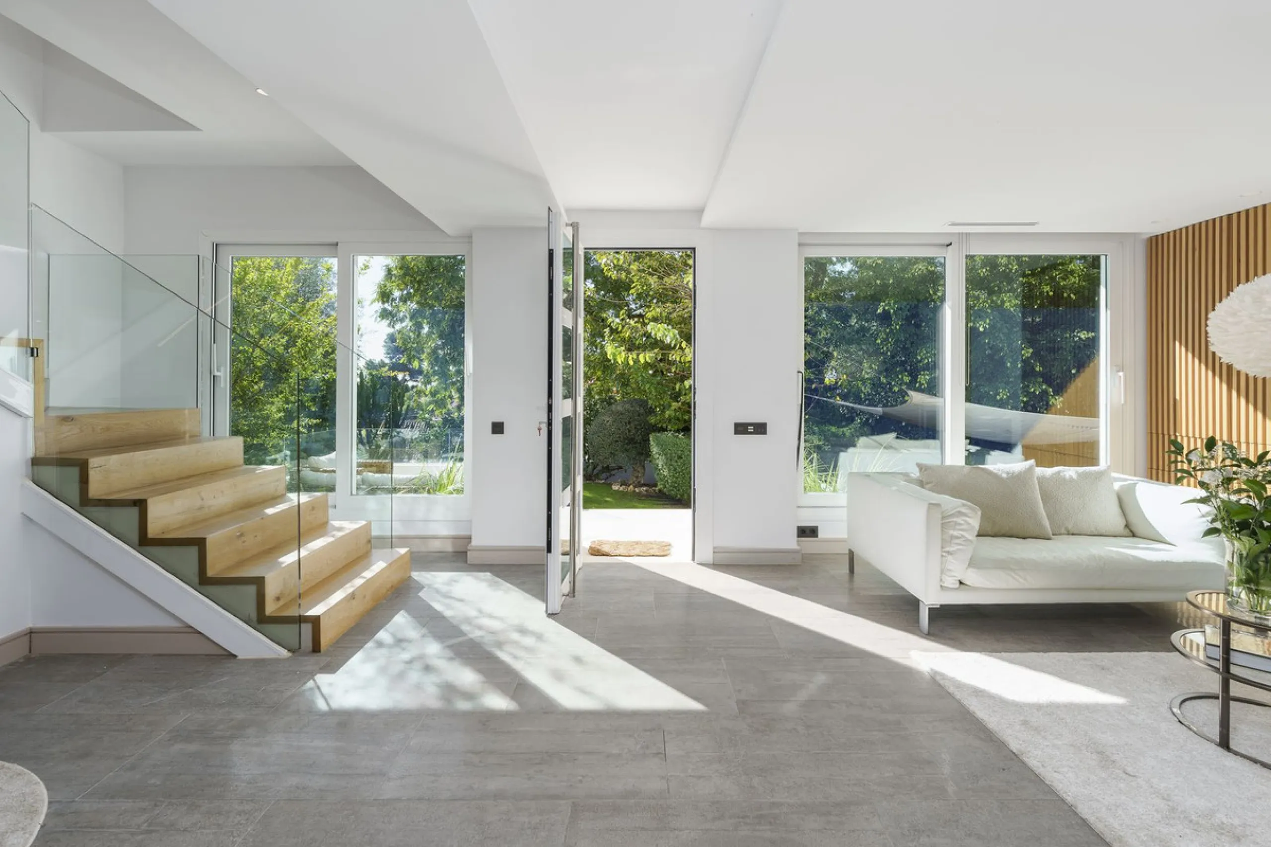 Modern Luxury in Lower Nueva Andalucía – An ideal family home!