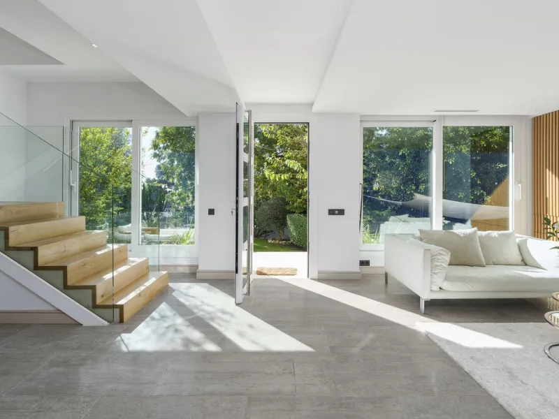 Modern Luxury in Lower Nueva Andalucía – An ideal family home!