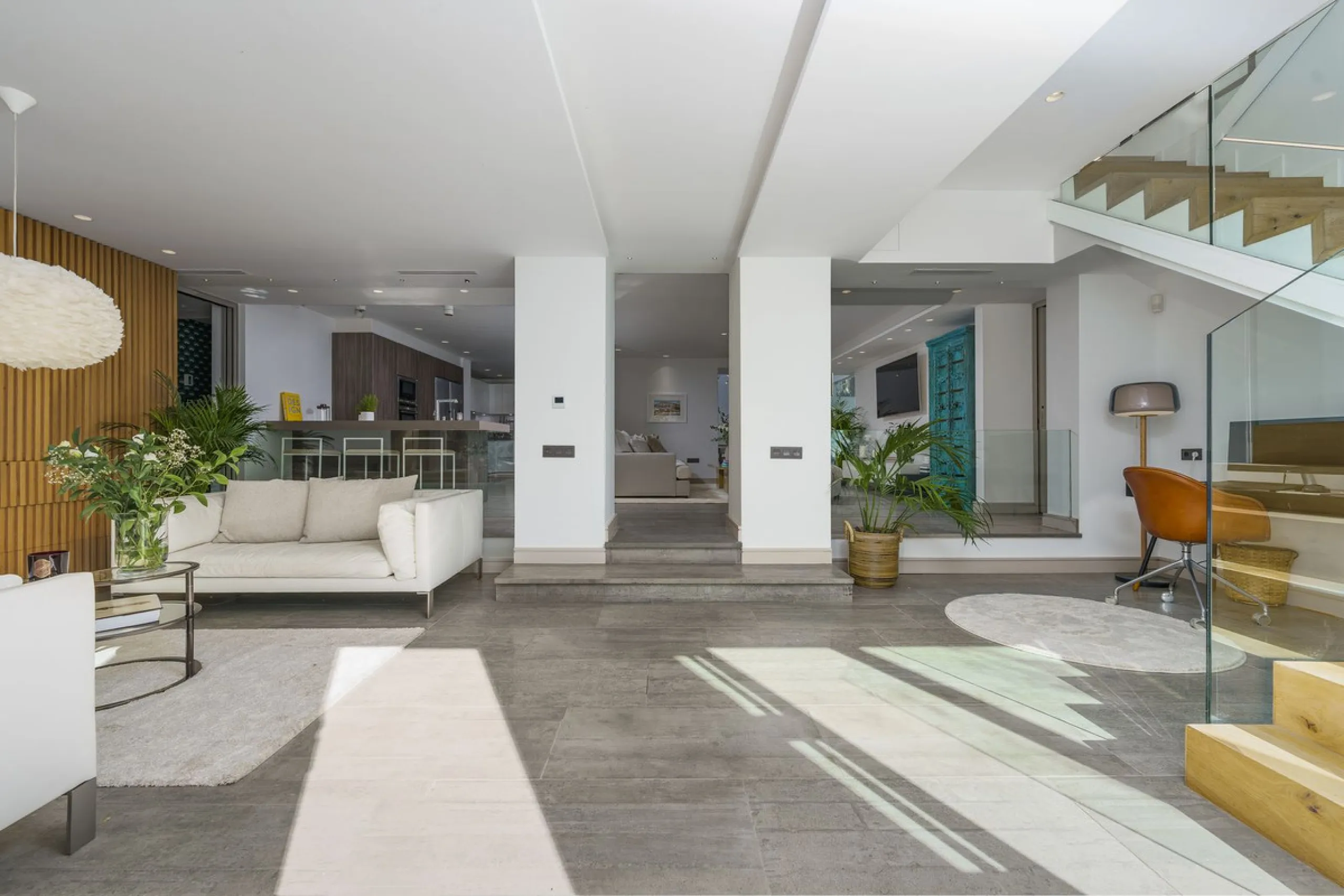 Modern Luxury in Lower Nueva Andalucía – An ideal family home!