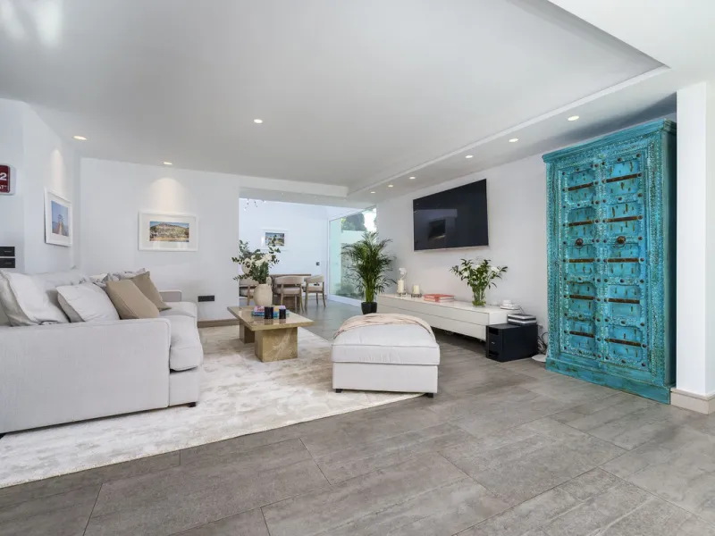 Modern Luxury in Lower Nueva Andalucía – An ideal family home!