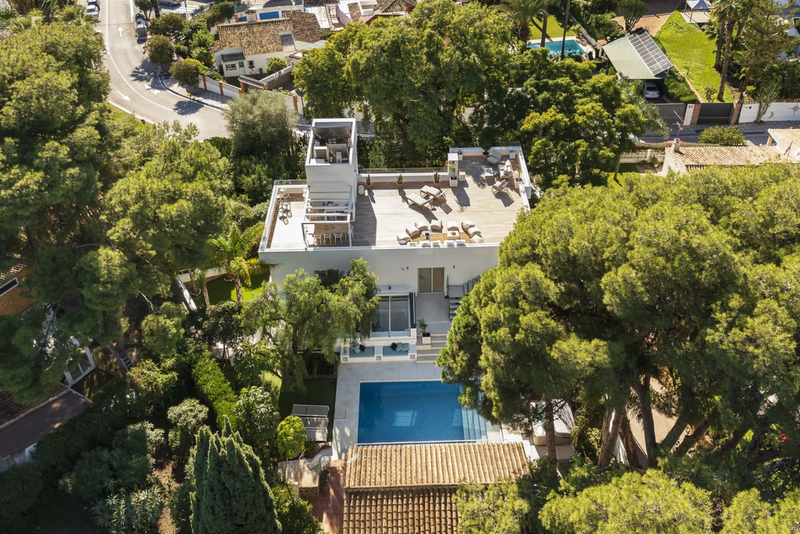 Modern Luxury in Lower Nueva Andalucía – An ideal family home!