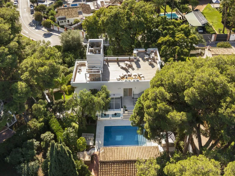 Modern Luxury in Lower Nueva Andalucía – An ideal family home!